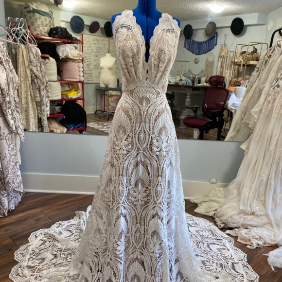 Lace wedding gown - Picture 1 of 8